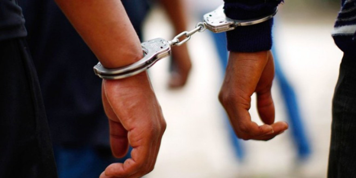 Տաքսու վարորդին փորձել էին վճարել կեղծ թղթադրամներով. ոստիկանները ձերբակալել են երկու անձի