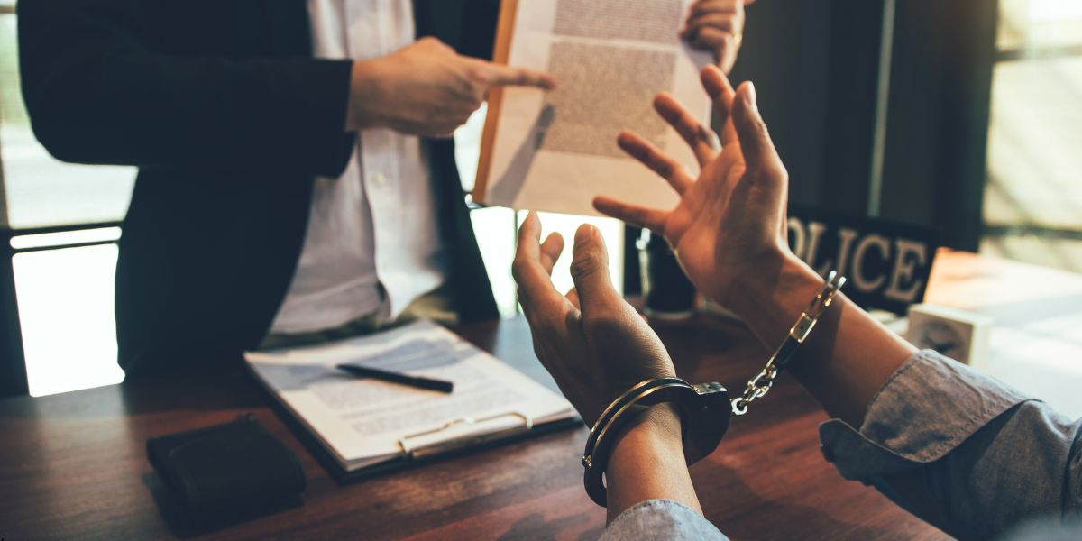 Պաշտոնեական կեղծիքի և դրան դրդելու կասկածանքով ոստիկաններ են ձերբակալվել 