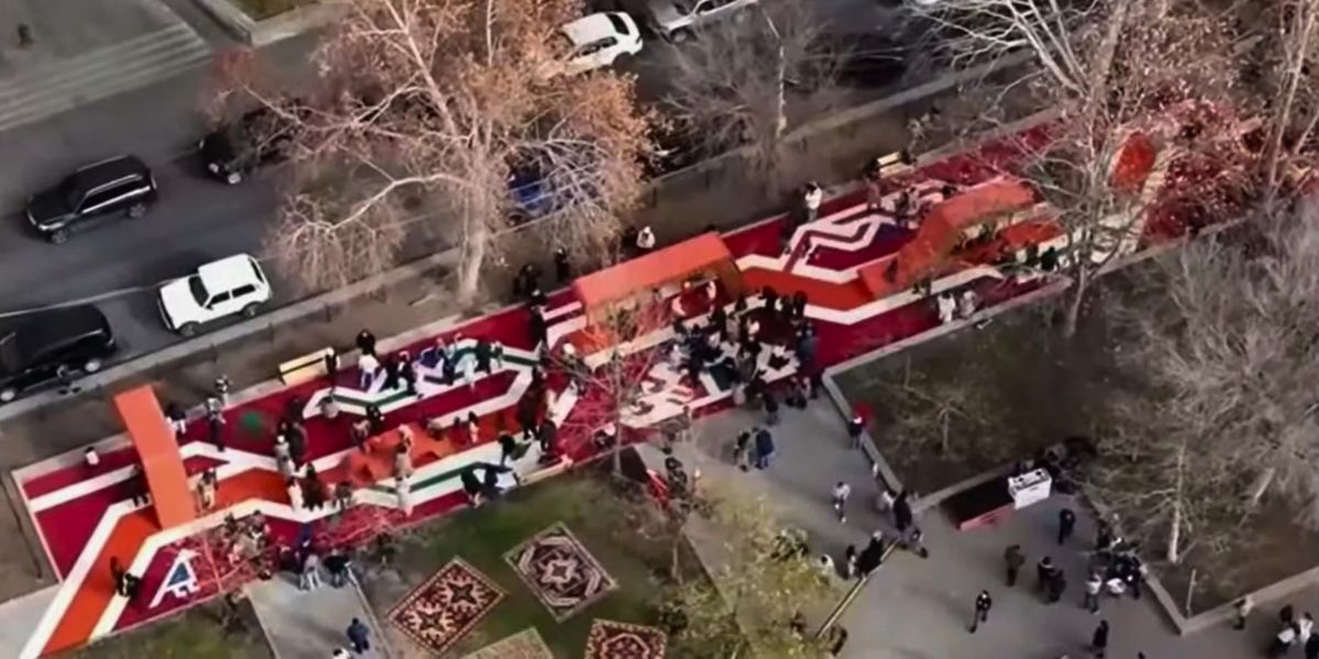 Մետրոյի «Հանրապետության հրապարակ» կայարանի հարևանությամբ բացվել է աշխարհի ամենամեծ հայկական գորգով խաղահրապարակը