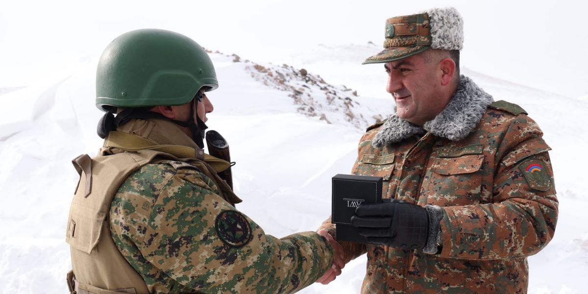 ԶՈՒ ԳՇ պետը այցելել է արևելյան սահմանագոտու դիրքեր