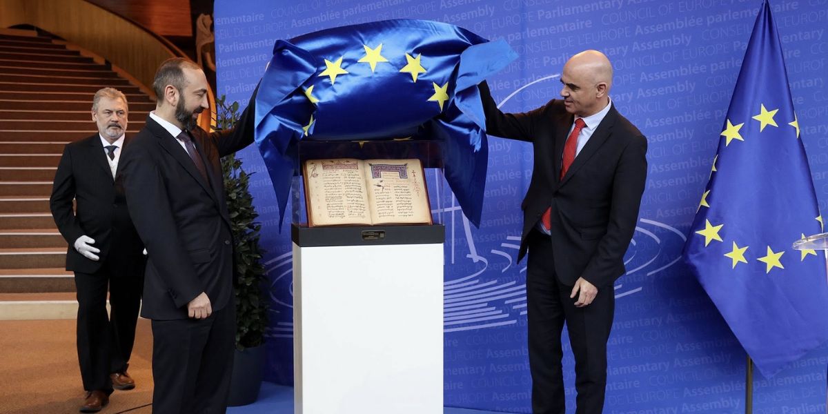 Միրզոյանը ԵԽ Գլխավոր քարտուղարին է հանձնել «Դատաստանագիրք» աշխատության ձեռագիր վերարտադրության օրինակը 