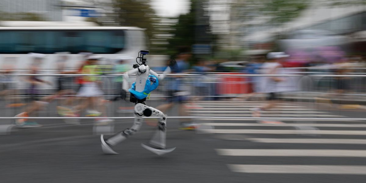 Մարդանման ռոբոտը կիսամարաթոնում գրանցել է մարդկանցից արագ արդյունք