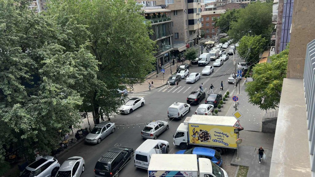 Սարյան փողոցում ժամը 21:00-ից հետո մայթերին հարակից հատվածներում ավտոմեքենաներ կայանելն արգելվում է