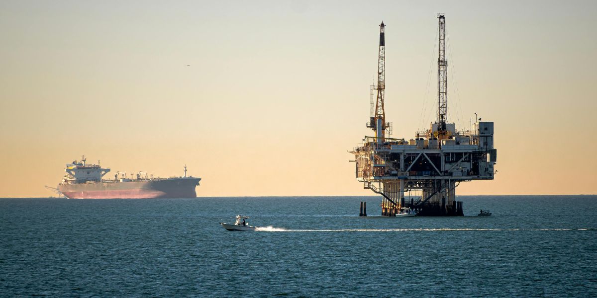 Բրիտանիայի իշխանությունները նավթավերամշակման գործարաններին կոչ են արել ավելացնել ավիավառելիքի մատակարարումները