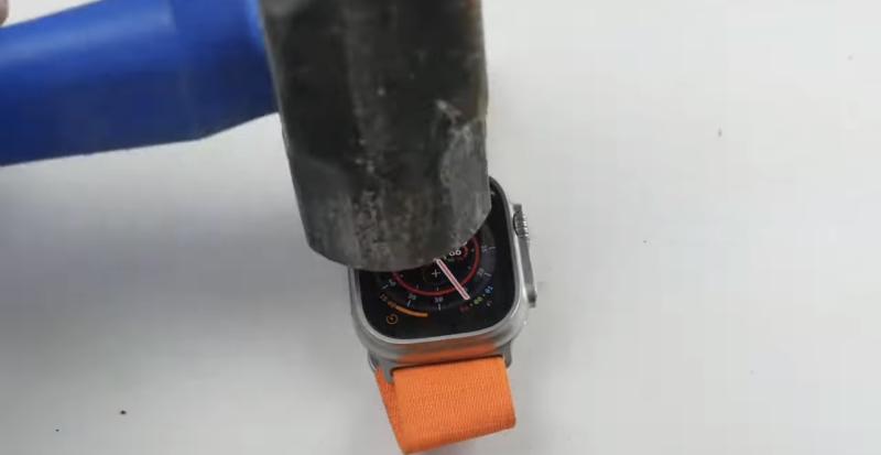 Apple Watch Ultra-ն դիմացել է մուրճի հարվածներին, թեև դրա տակի սեղանը ճաքել է
