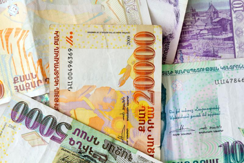 Դոլարի փոխարժեքը շարունակում է իջնել, իսկ եվրոն ու ռուբլին կայուն են. դրամի փոխարժեքն այս պահին