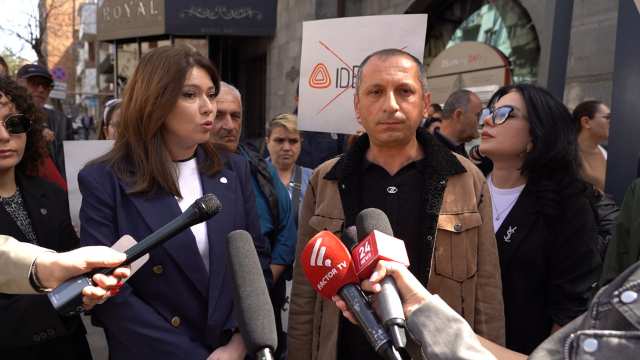 Մի խումբ քաղաքացիներ իրազեկման ակցիա էին կազմակերպել IDBank-ի գլխավոր մասնաշենքի դիմաց